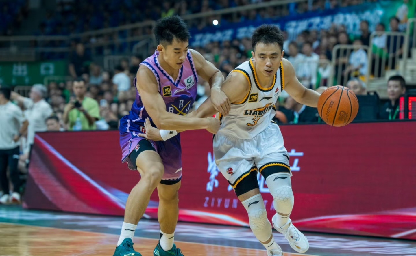 国际比赛日CBA季后赛焦点战，新奥尔良鹈鹕门线救险，球迷炸锅，更衣室氛围转暖的简单介绍