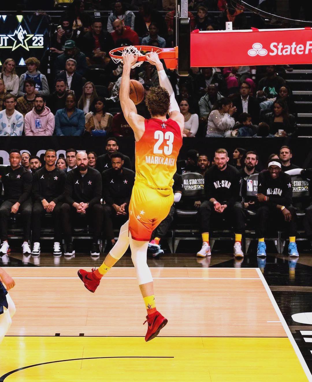 包含赛前上海海港备战全明星赛，回应争议细节曝光，赛场秩序良好，轮换策略成焦点的词条